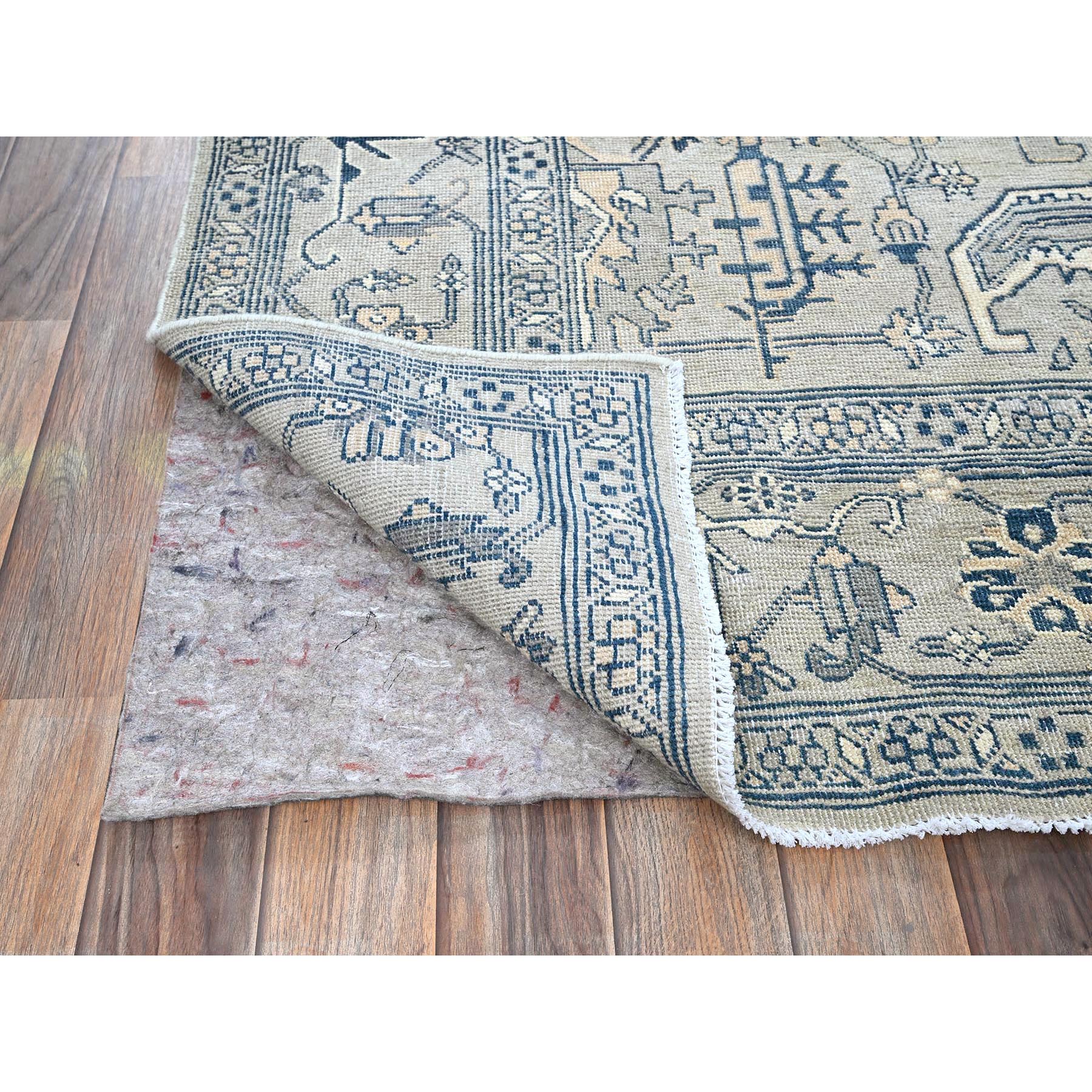 6'x9' Cloud Gray, Peshawar with Serapi Heriz Medallion Design, 100% Wool, Hand Knotted, Densely Woven, Oriental Rug Sh324