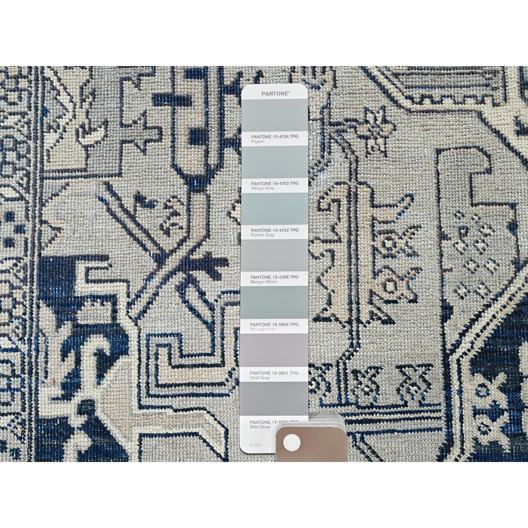 6'x9' Cloud Gray, Peshawar with Serapi Heriz Medallion Design, 100% Wool, Hand Knotted, Densely Woven, Oriental Rug Sh324