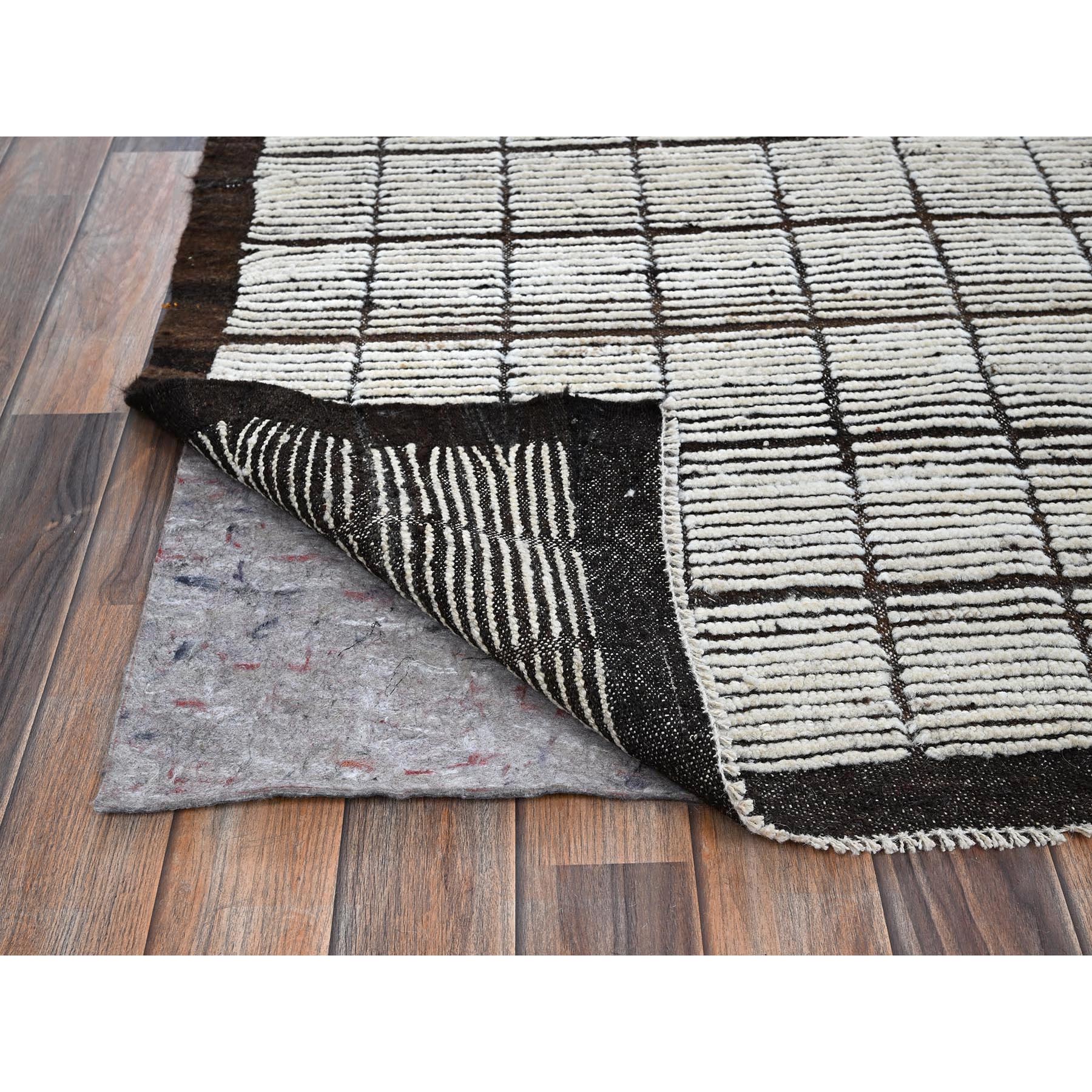 8'4"x9'10" Vista White, Moroccan Weave with Box Design, Textured Pile, Tone on Tone, Undyed Natural Wool, Hand Knotted, Oriental Rug Sh1377