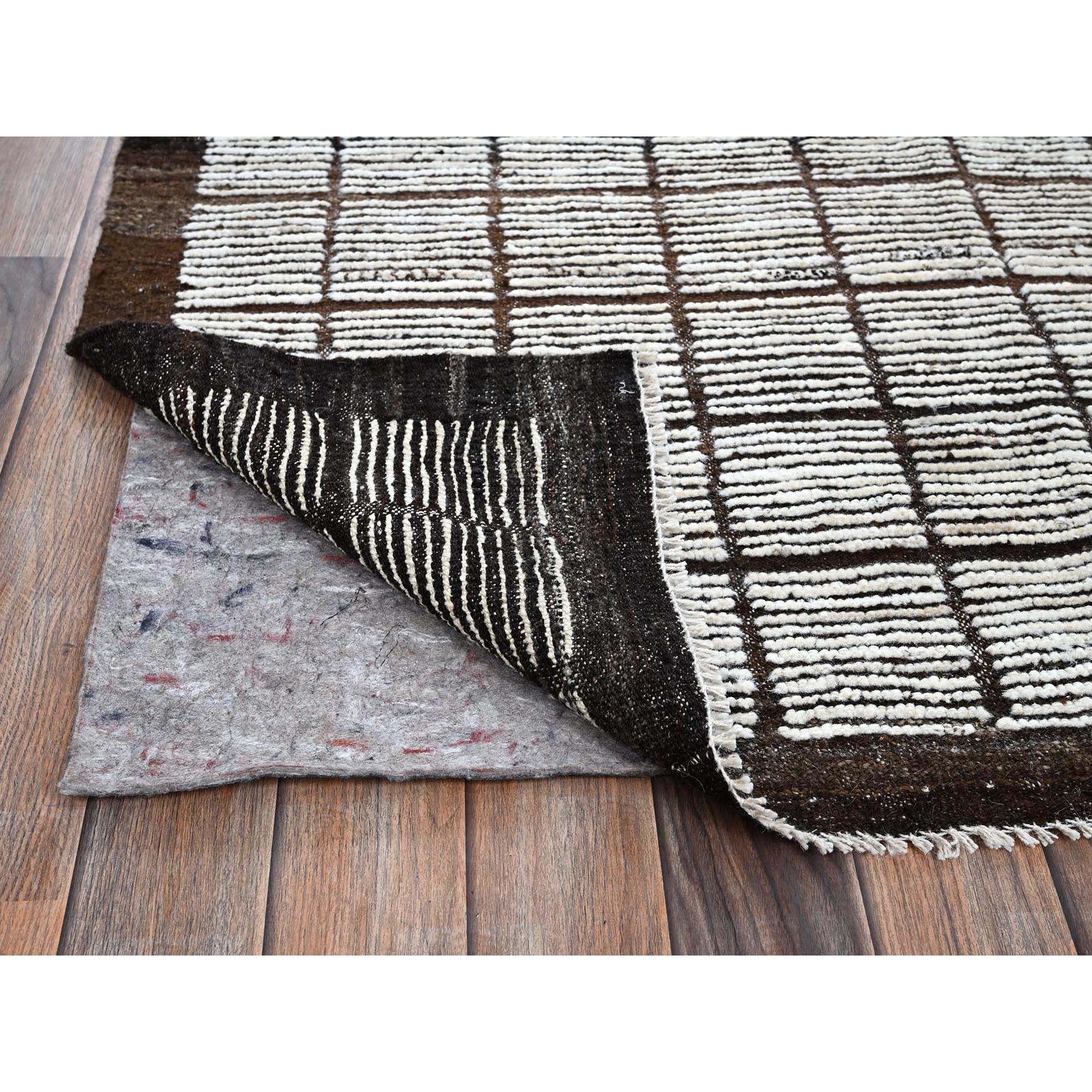 8'9"x9'10" Daisy White, Moroccan Weave with Box Design, Textured Pile, Tone on Tone, Undyed Natural Wool, Hand Knotted, Squarish, Oriental Rug Sh1378