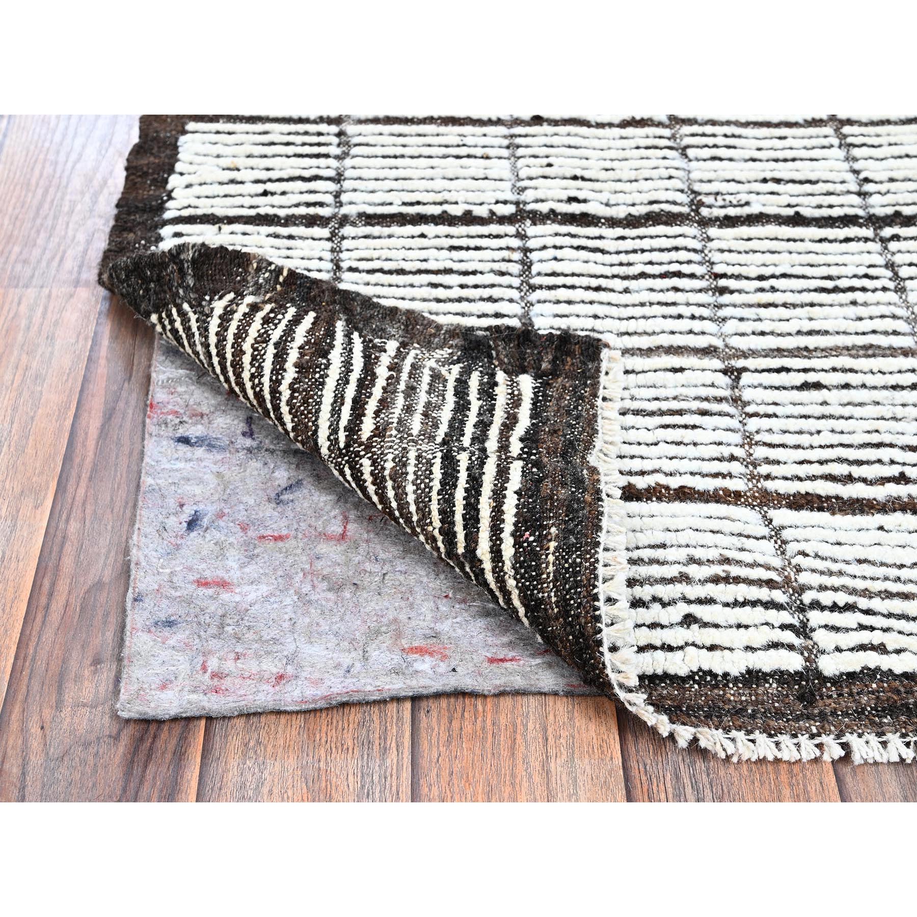 2'1"x3' Vista White, Moroccan Weave with Box Design, Tone on Tone, Textured Pile, Undyed Natural Wool, Hand Knotted, Sample, Mat, Oriental Rug Sh1393