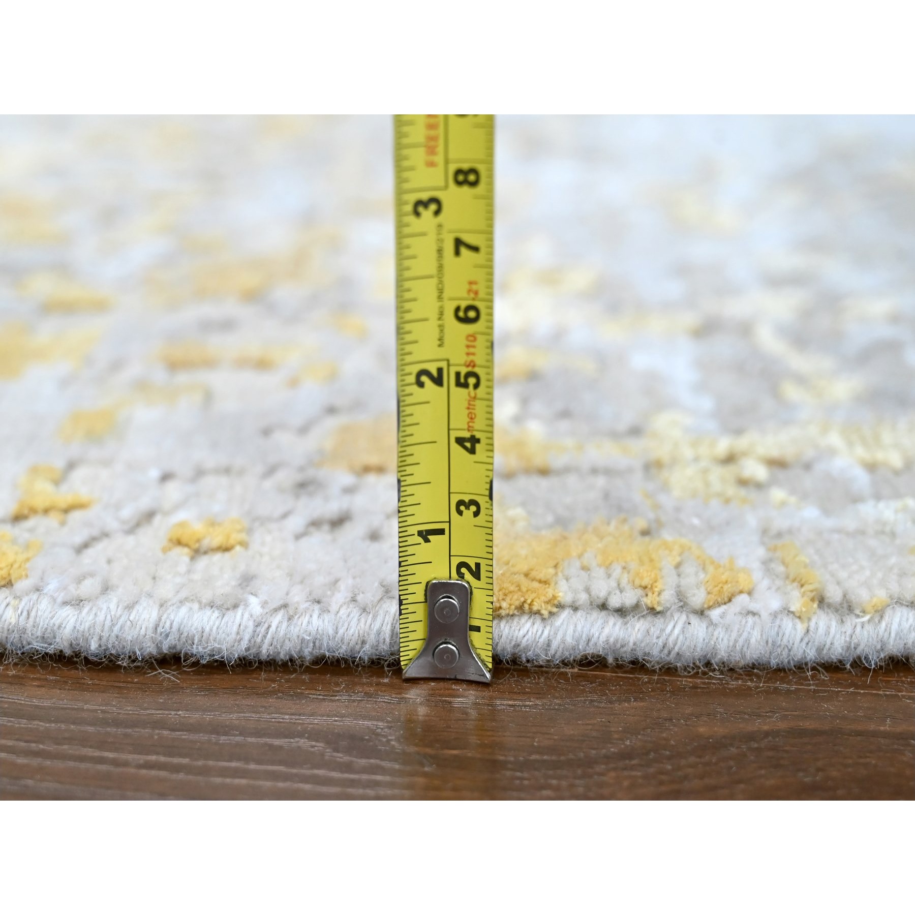 7'9'x7'9" Beige with Gold, Abstract Design, Wool and Silk, Hi-Low Pile, Hand Knotted, Round, Oriental Rug Sh10202