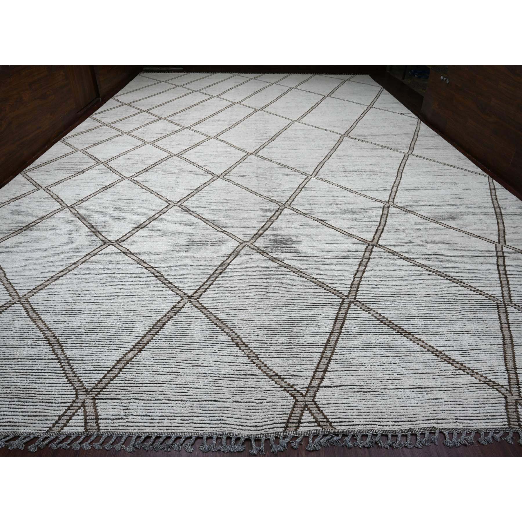 15'9"x23'5" Whisper White, Moroccan Weave with Geometric Pattern, Textured Wool, Hand Knotted, Palace Size, Oriental Rug Sh20232