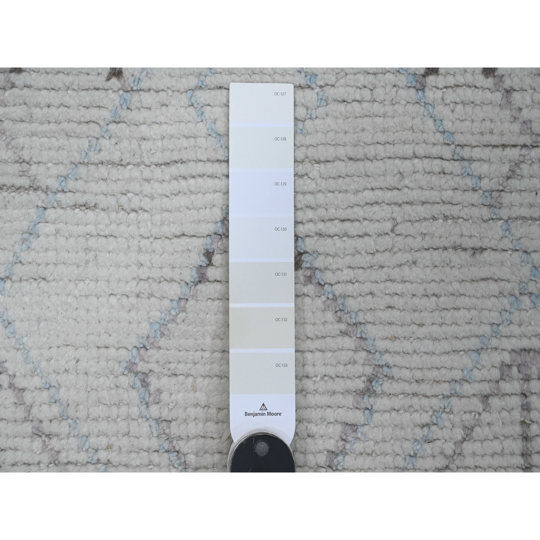 2'5"x10'6" Pearl White, Moroccan Weave with Geometric Pattern, Textured Pile, Soft Wool, Hand Knotted, Runner, Oriental Rug Sh20274