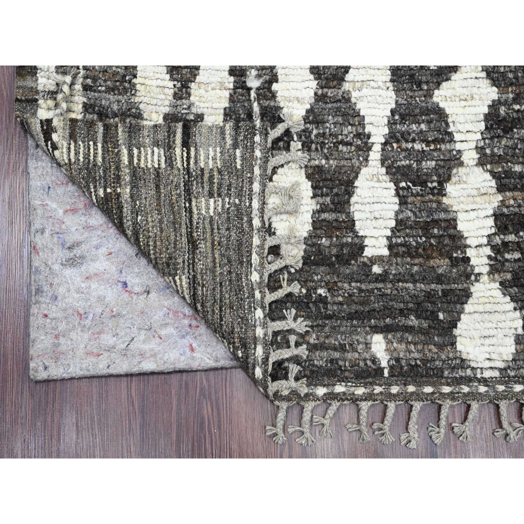 5'6"x8' Pebble Gray, Moroccan Weave with Geometric Design, Tone on Tone, Hand Knotted, Soft Wool, Textured Pile, Oriental Rug Sh20546