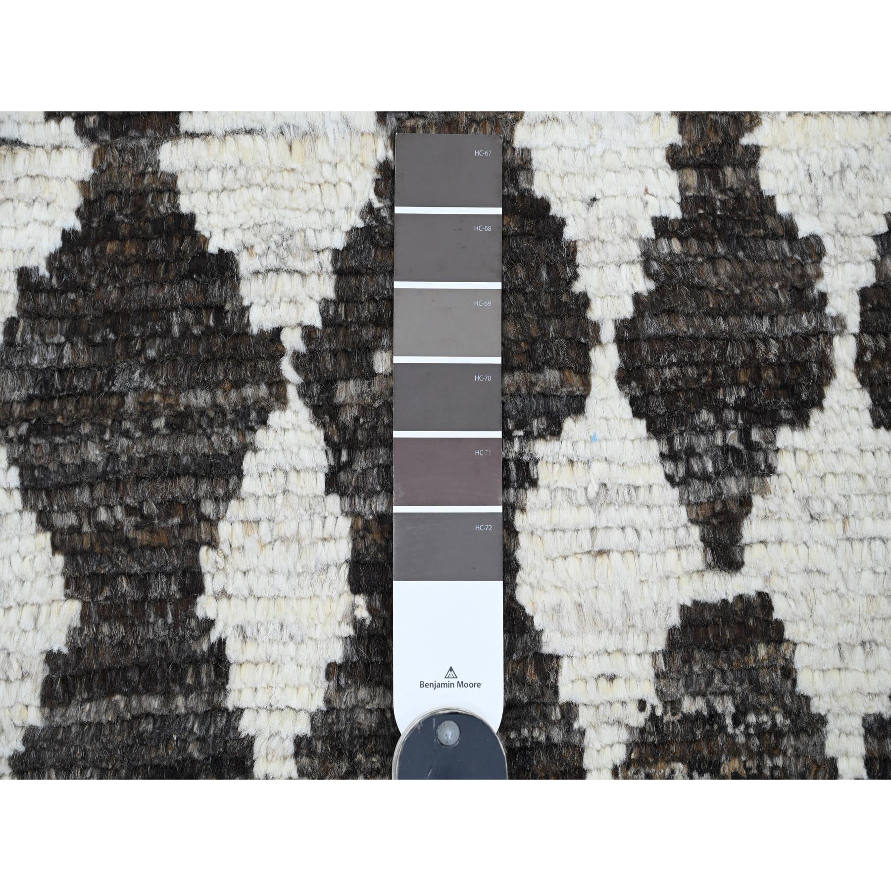 5'6"x8' Pebble Gray, Moroccan Weave with Geometric Design, Tone on Tone, Hand Knotted, Soft Wool, Textured Pile, Oriental Rug Sh20546