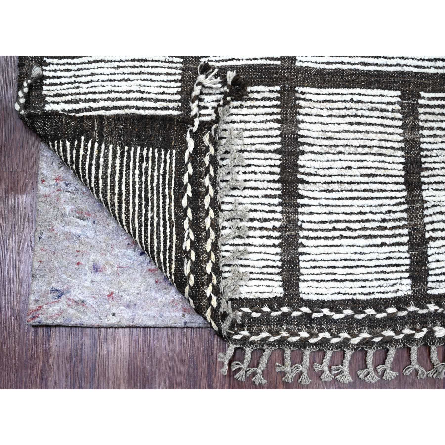 6'6"x9' Daisy White, Moroccan Weave with Maze Design, Geometric Pattern, Soft Wool, Hand Knotted, Tone on Tone, Textured Pile, Oriental Rug Sh20743
