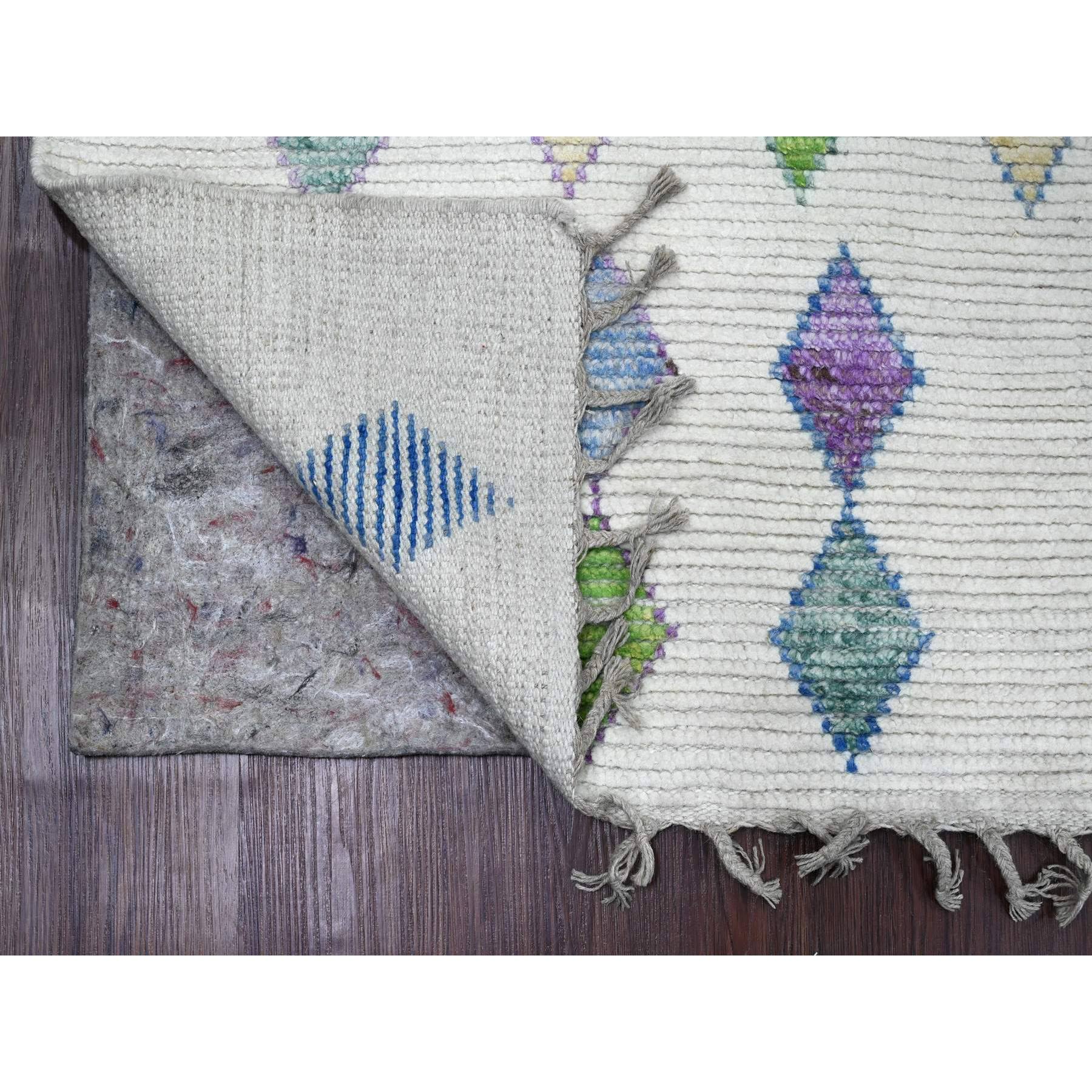 5'x8' Pearl White, Hand Knotted, Moroccan Weave with Geometric Pattern, Soft Wool, Tone on Tone, Textured Pile, Oriental Rug Sh20836