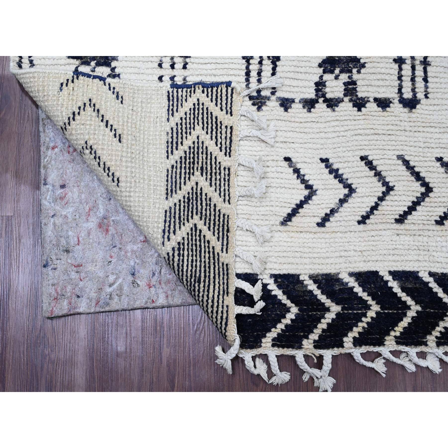 4'6"x8'8" Chiffon White, Moroccan Weave with Geometric Pattern, Hand Knotted, Soft Wool, Tone on Tone, Textured Pile, Oriental Rug Sh20944