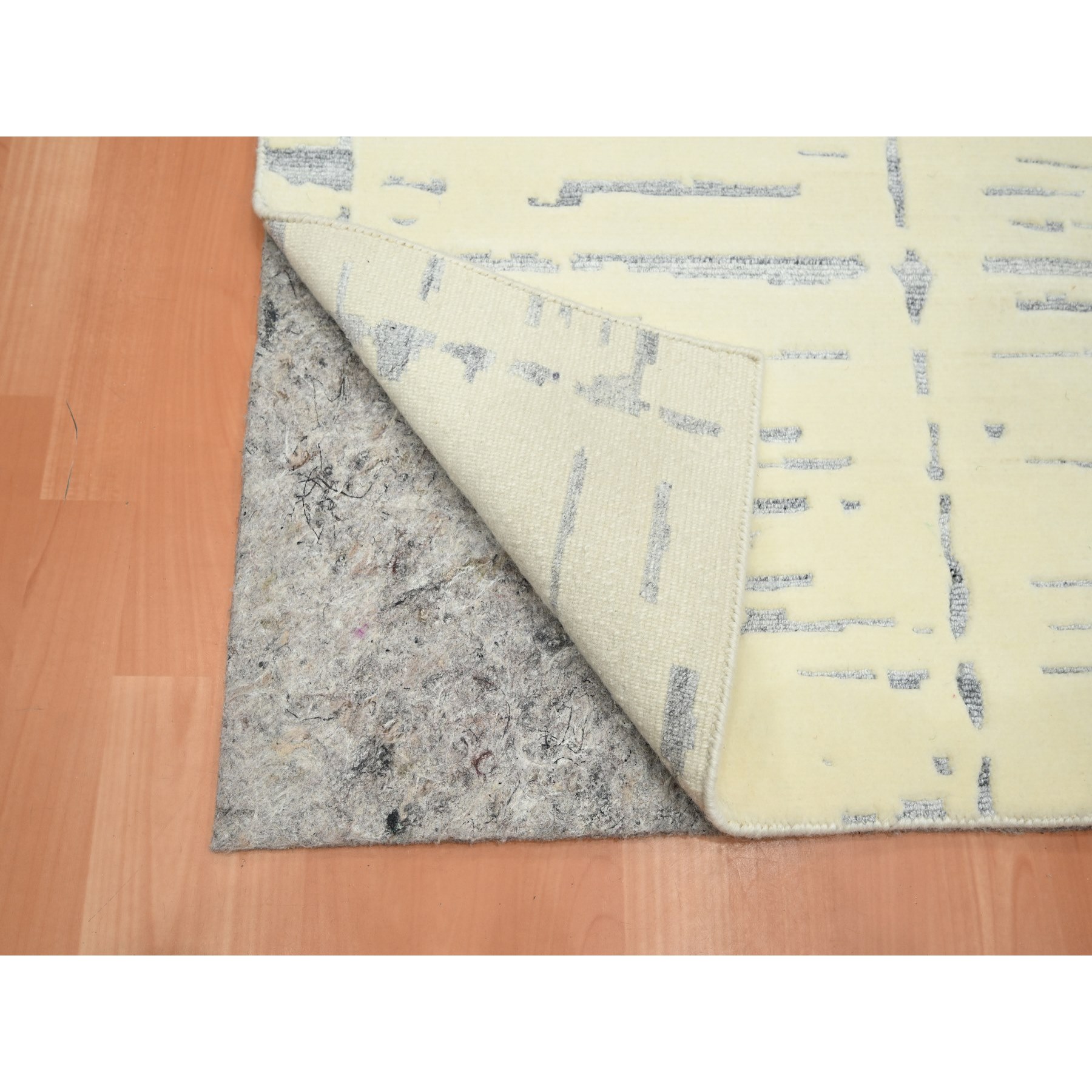 5'x7' Linen White, Modern Design with Textured Weave, Tone on Tone, Hand Knotted, Wool & Silk, Oriental Rug Sh75646