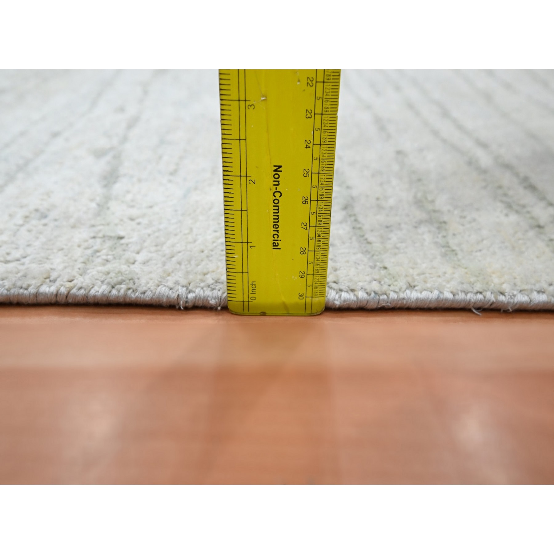 2'x3' Pearl White, Modern, Wavy Design, Hand Knotted, Pure Silk, Lush and Plush, Sample, Mat, Oriental Rug Sh75708
