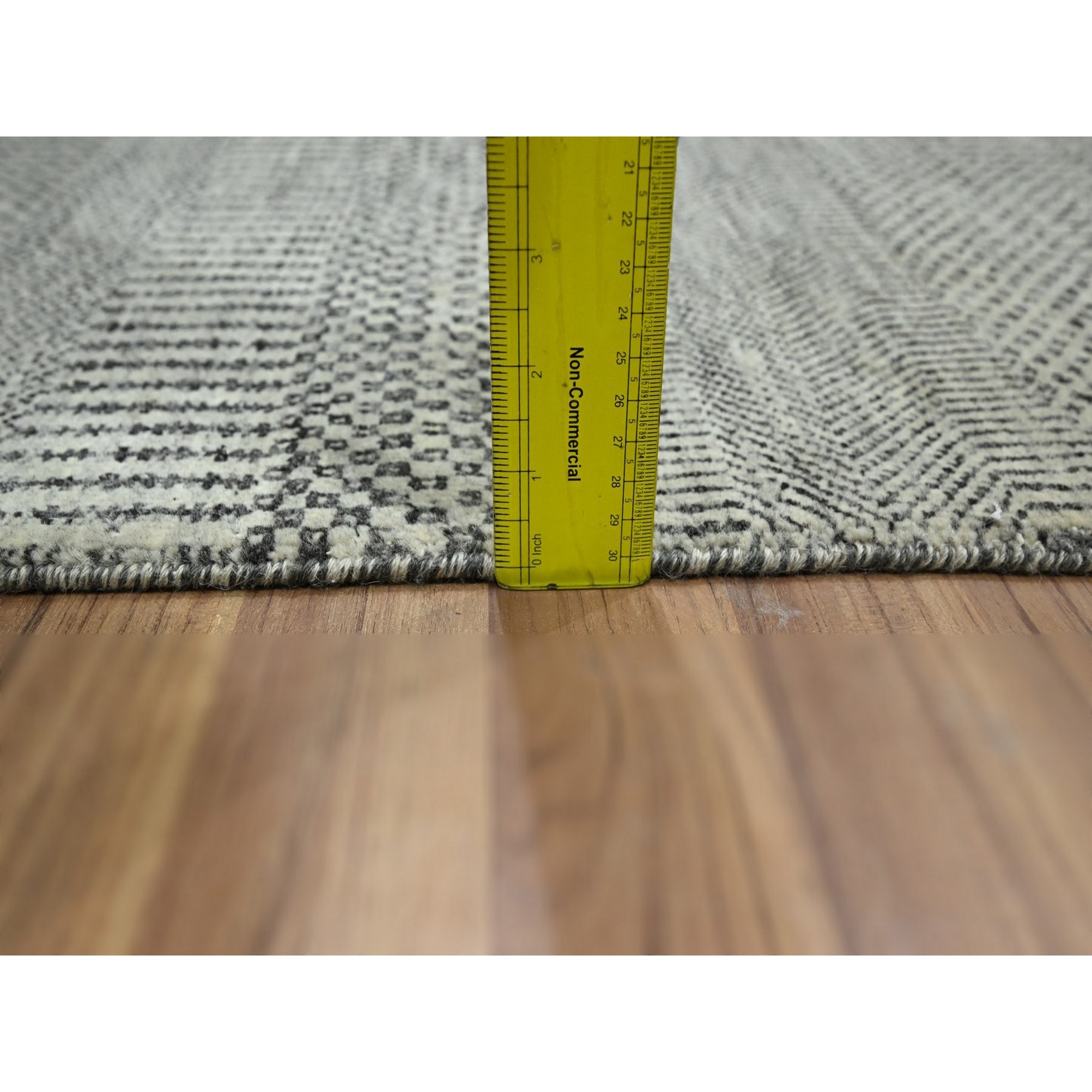 2'x3' Chiffon White, Lush and Plush, Hand Knotted, Wool with touch of Silk, Modern Grass Design, Tone on Tone, Mat, Oriental Rug Sh76499