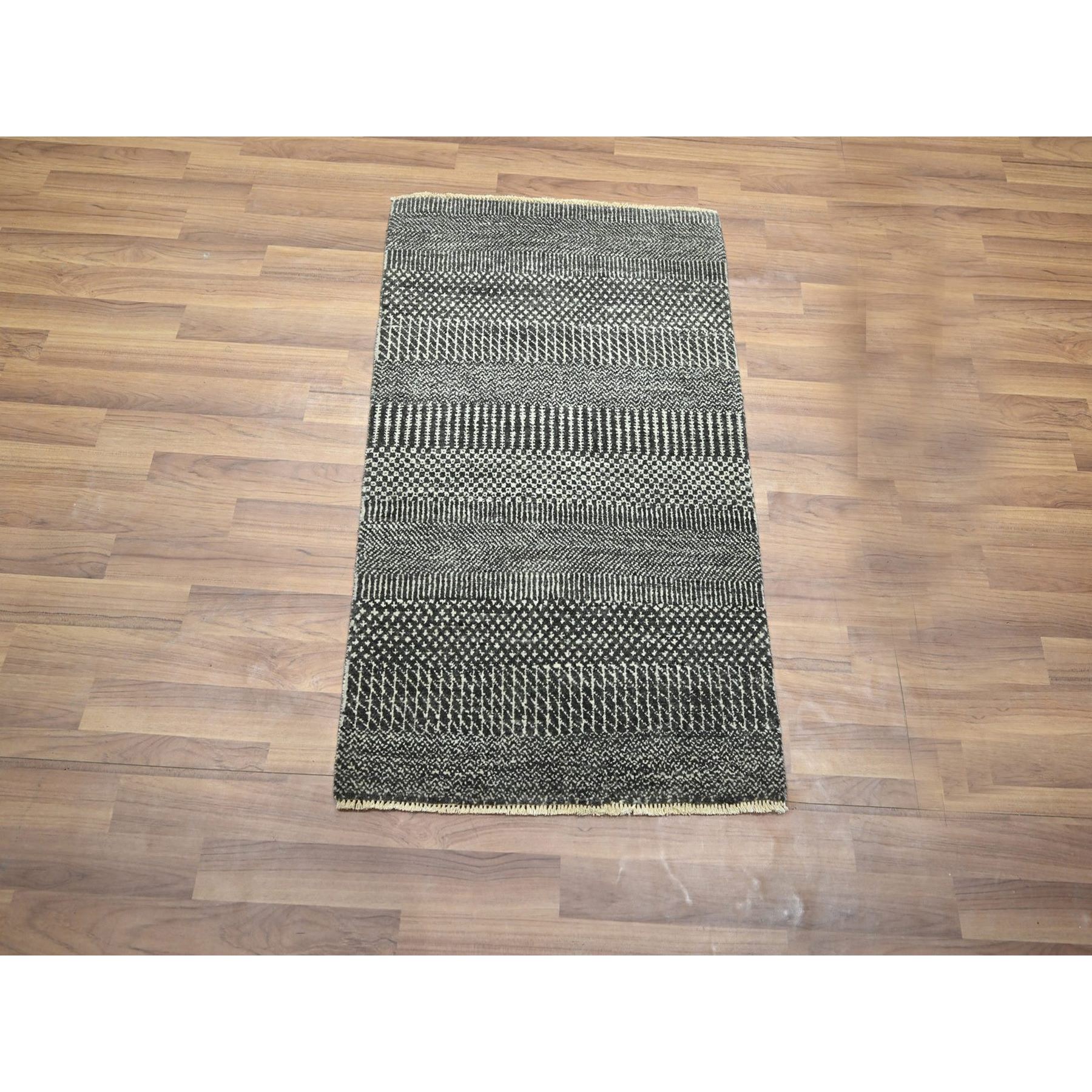 2'x3' Pebble Gray, Tone on Tone, Hand Knotted, Wool with touch of Silk, Lush and Plush, Sample, Modern Grass Design, Mat, Oriental Rug Sh76503
