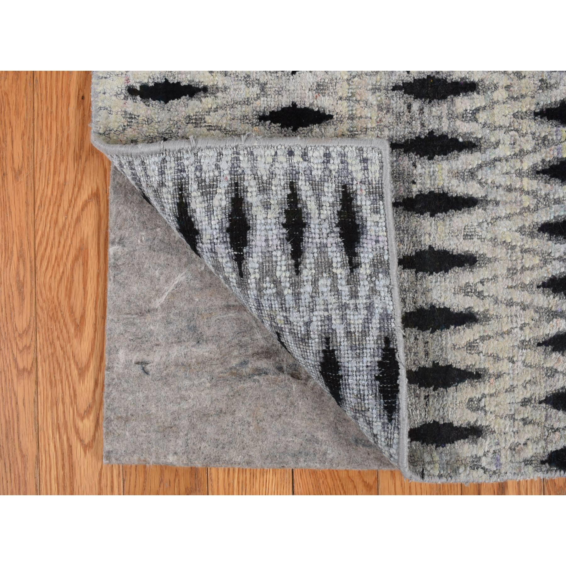 2'x2' Medium Gray, Square, Modern, Small Repetitive Intricate Design, Pure Silk with Textured Wool, Hand Knotted, Oriental Rug Sh78019