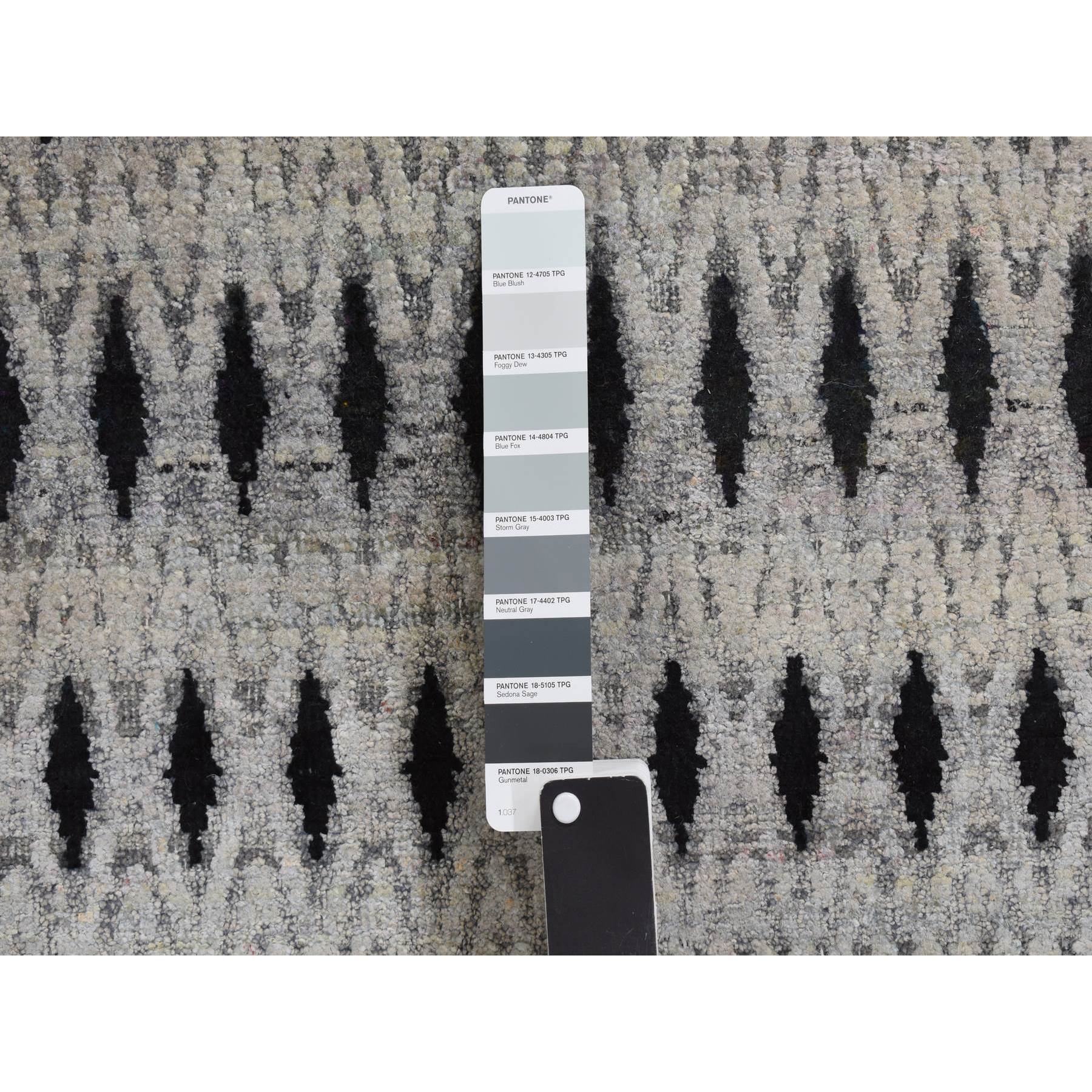 2'x2' Medium Gray, Square, Modern, Small Repetitive Intricate Design, Pure Silk with Textured Wool, Hand Knotted, Oriental Rug Sh78019
