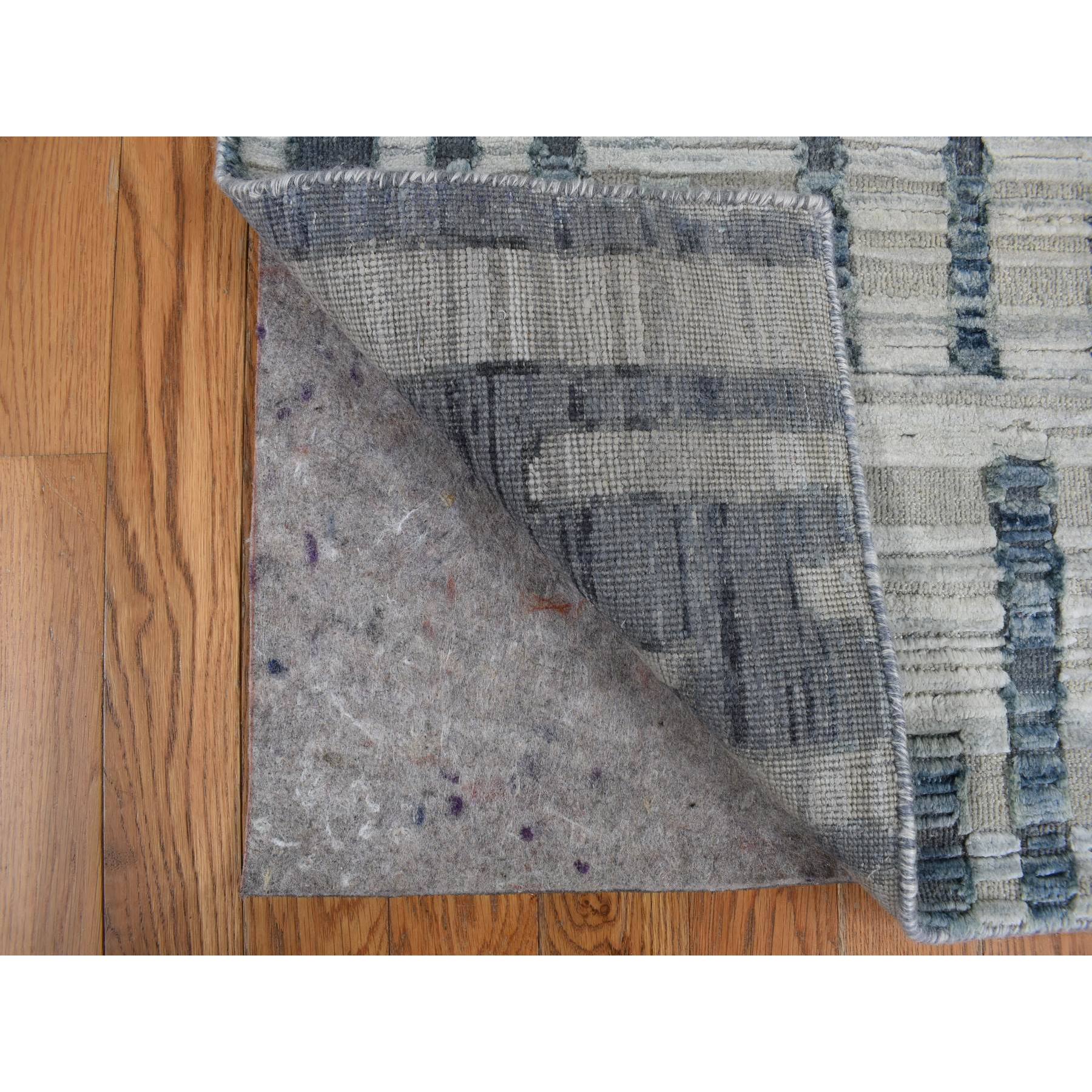  Silk Hand-Knotted Area Rug 2'6