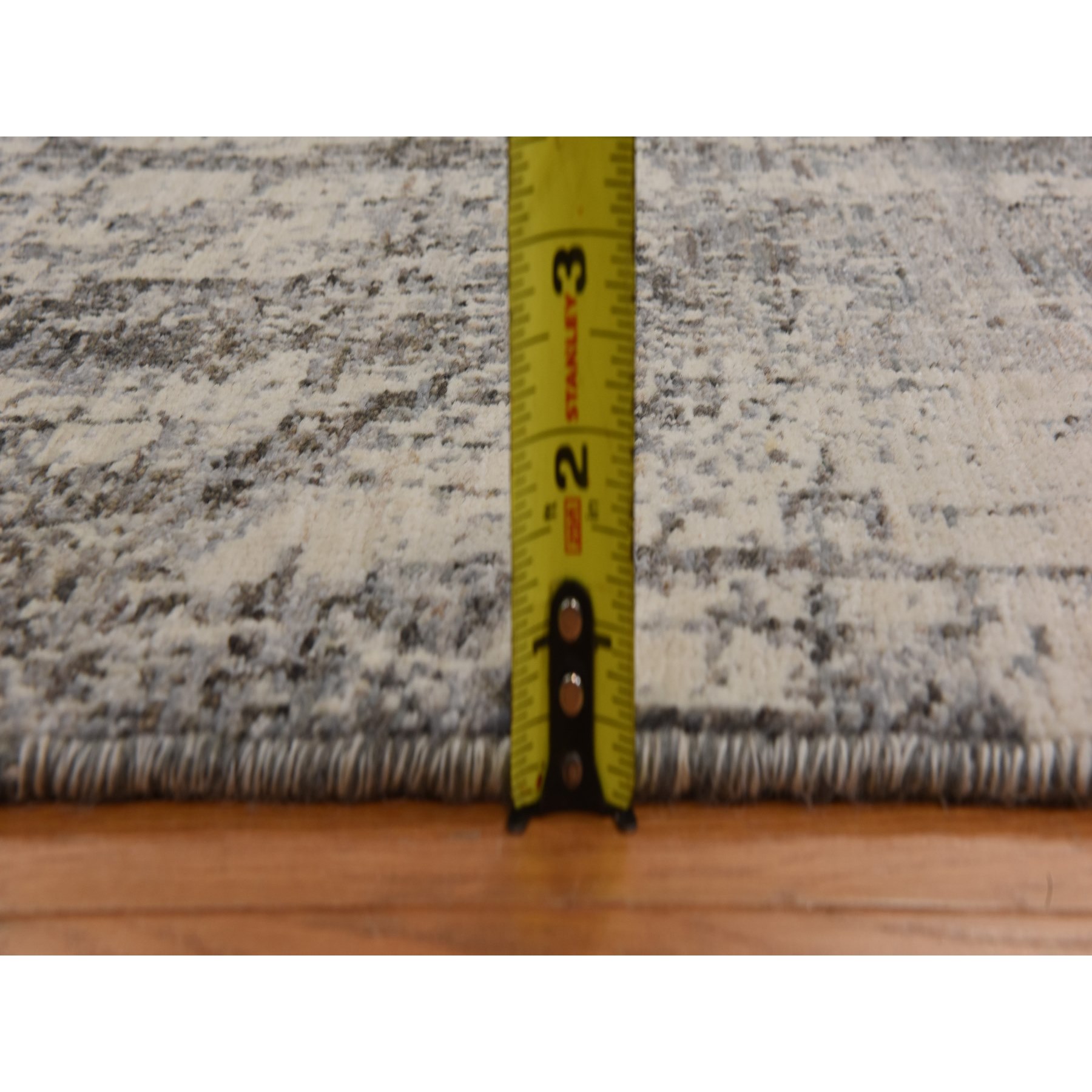 6'x9' Oyster Gray, Fossil Design, Soft to the Touch, 100% Wool, Hand Knotted, Modern, Oriental Rug Sh78390