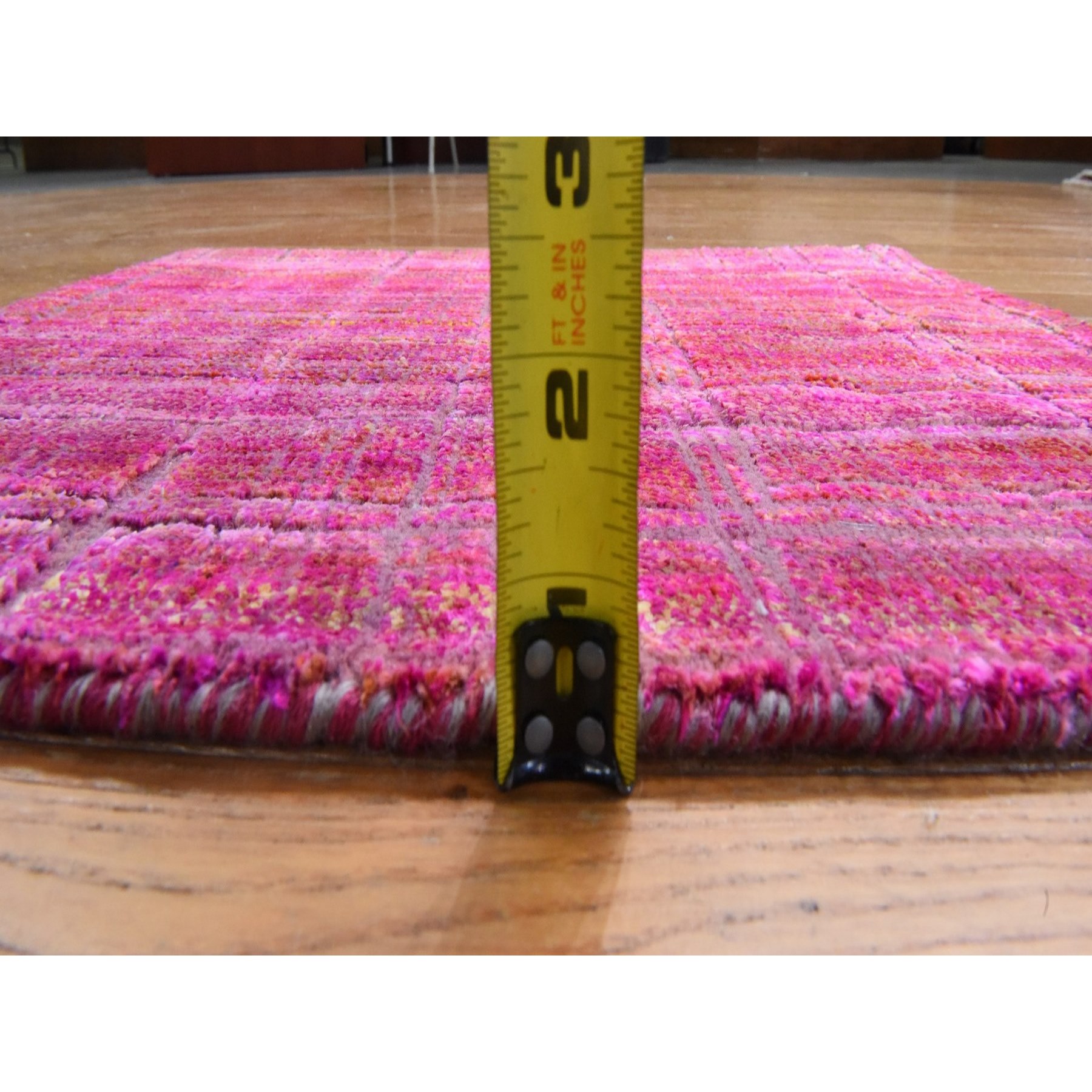 1'6"x2' Jazzy Red, Pure Sari Silk, Sample, Strike Off, Hand Knotted, Oriental Rug Sh78442