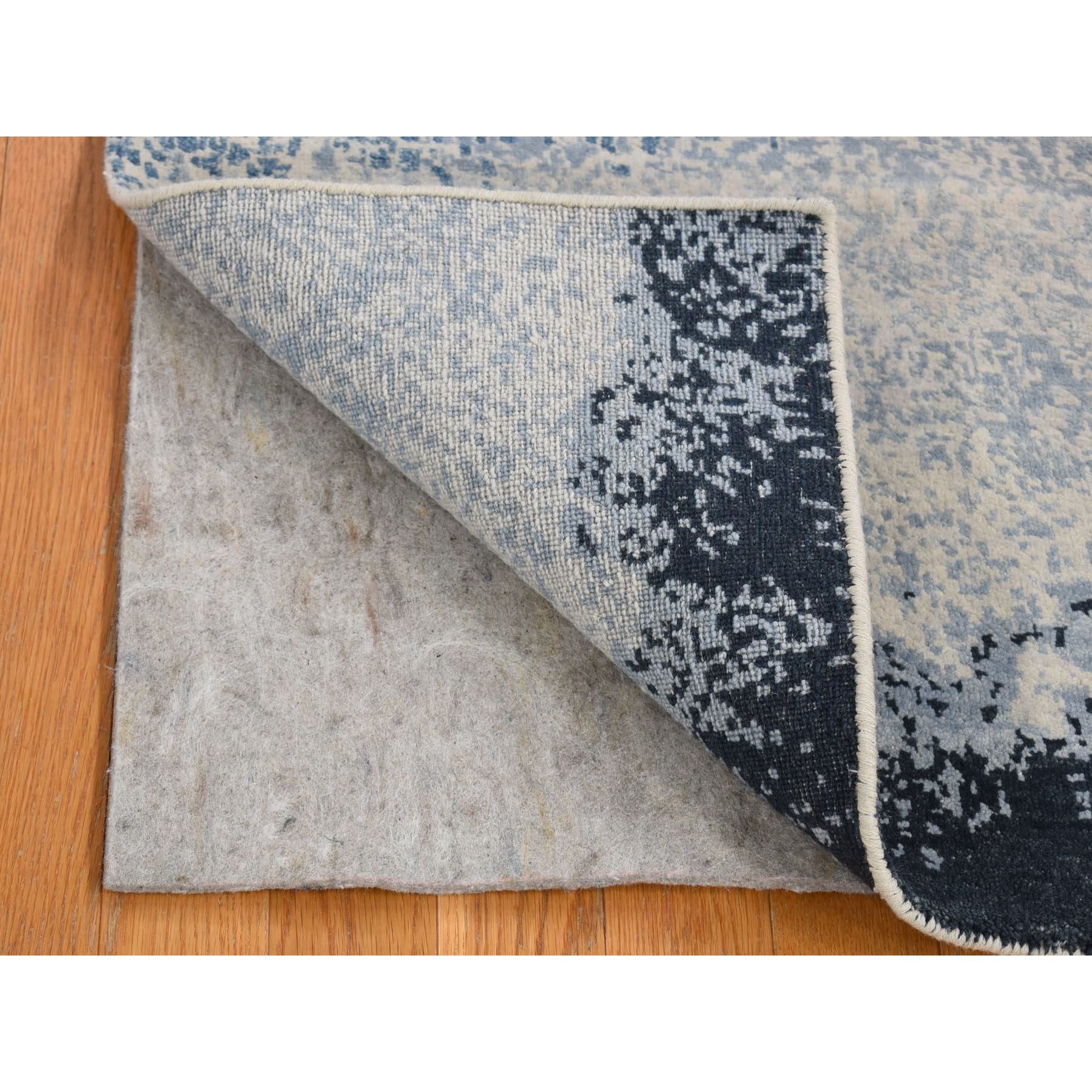 2'x3'2" Light Gray with Touches of Blue, Modern Design, 100% Wool, Hand Knotted, Mat Oriental Rug Sh80428