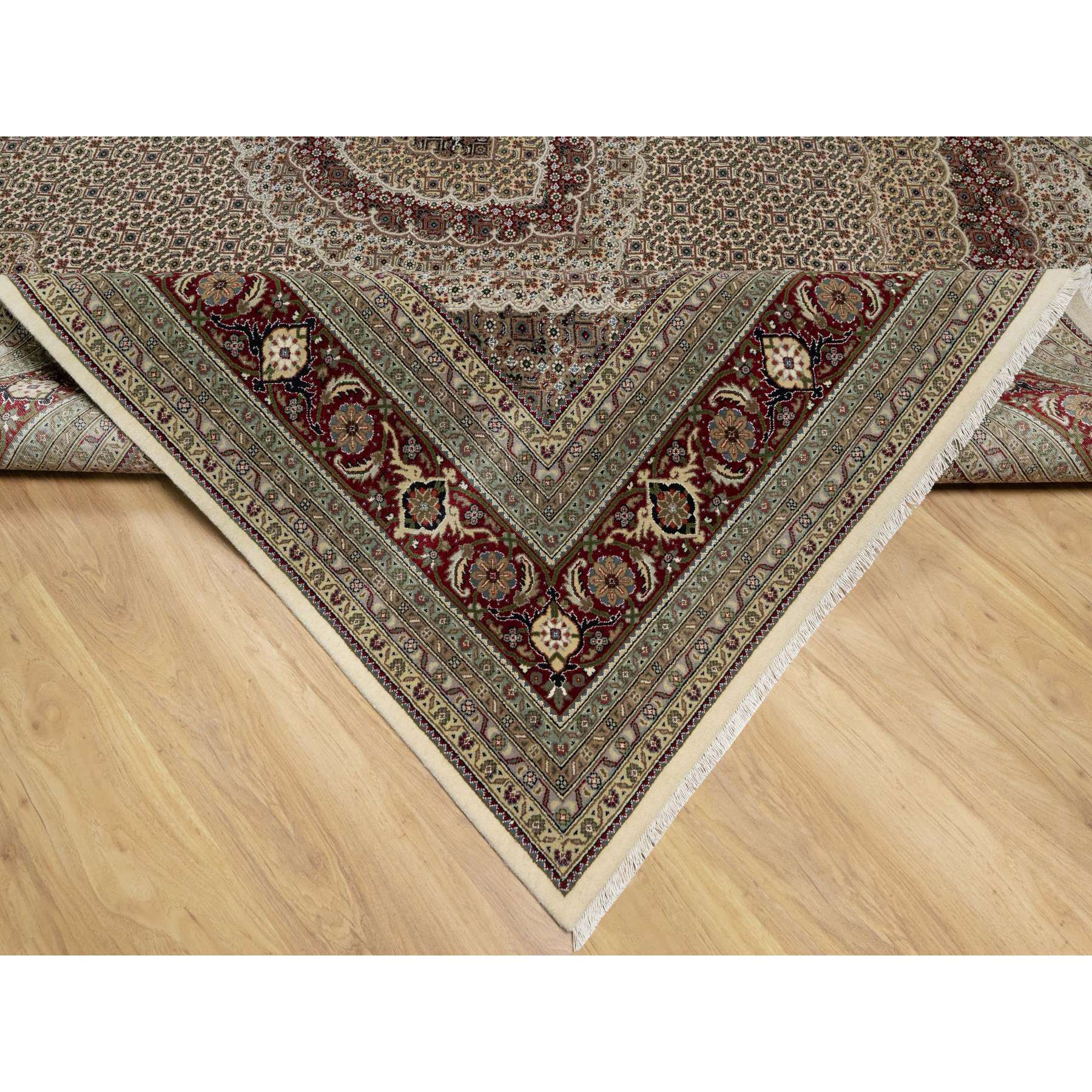 8'x10' Photon White, Super Mahi with Large Medallion, Hand Knotted, Wool and Silk, 250 KPSI, Oriental Rug Sh90862