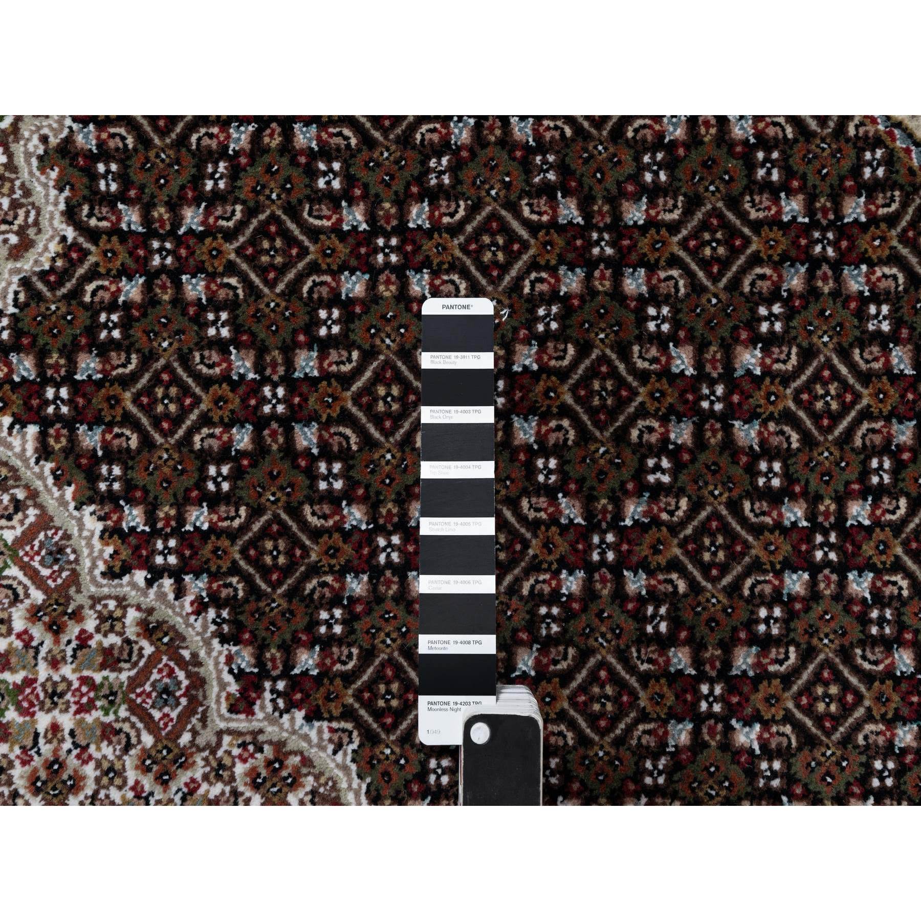 8'x8' Pitch Black, Tabriz Mahi with Fish Medallion Design, 175 KPSI, Soft and Pure Wool, Hand Knotted, Round, Oriental Rug Sh91041