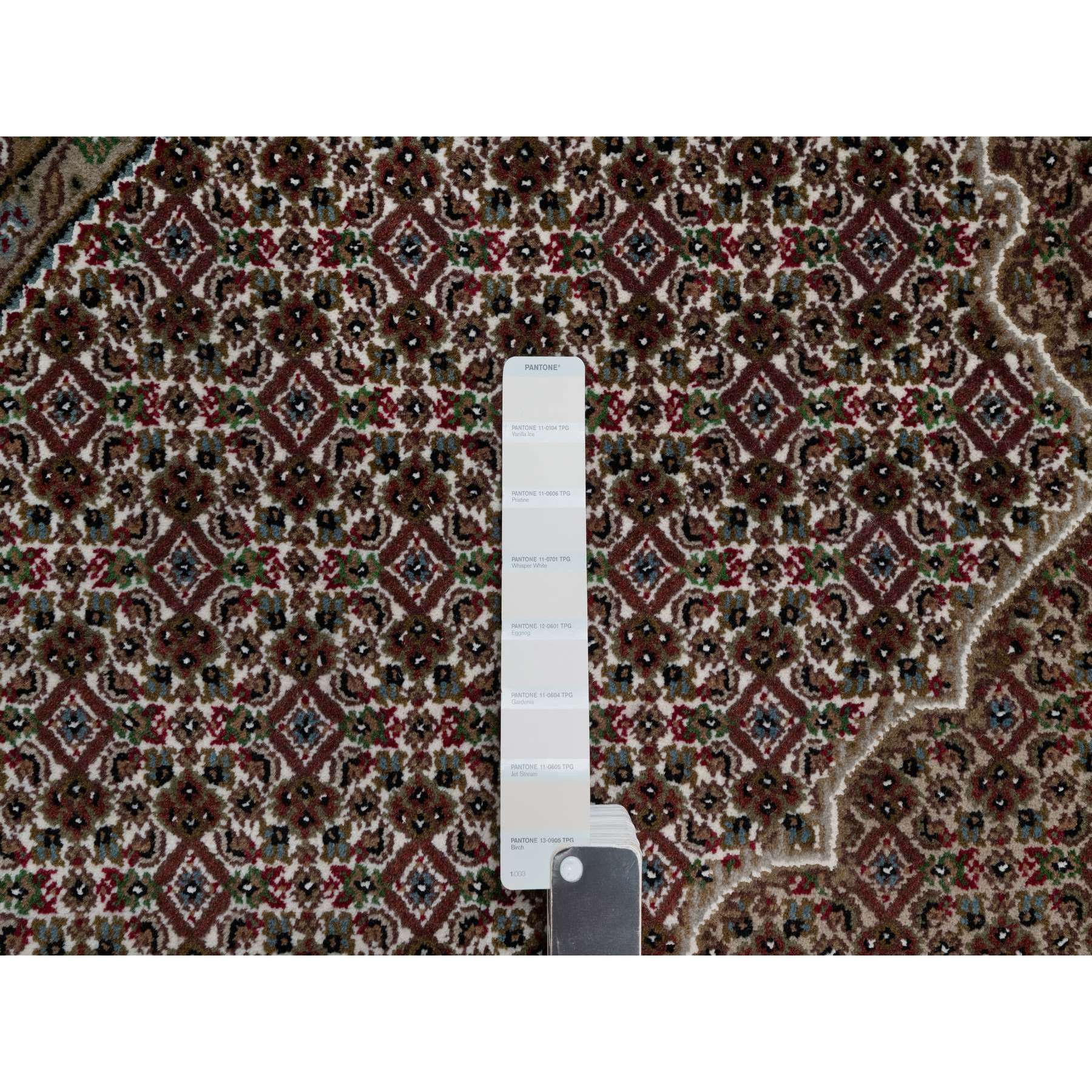 7'6"x7'6" Pearl White, Tabriz Mahi with Fish Medallion Design, Hand Knotted, Pure Wool, Denser Weave, Round, Oriental Rug Sh91042