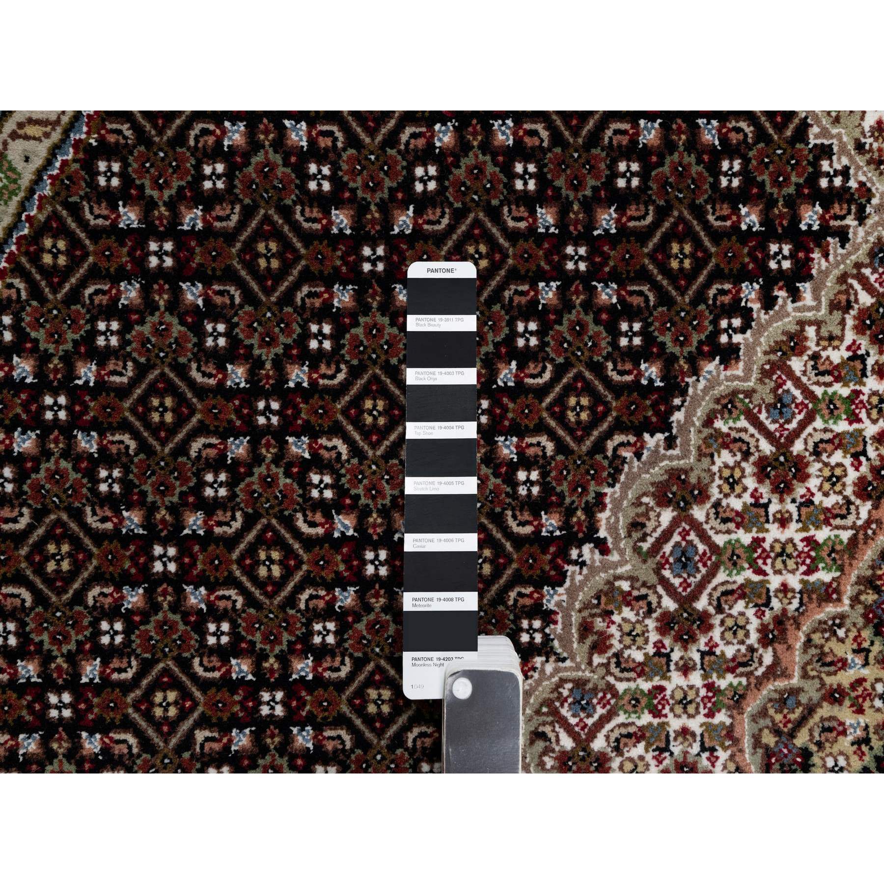 6'x6' Rich Black, Hand Knotted, Tabriz Mahi with Fish Medallion Design, 175 KPSI, Pure Wool, Round, Oriental Rug Sh91043