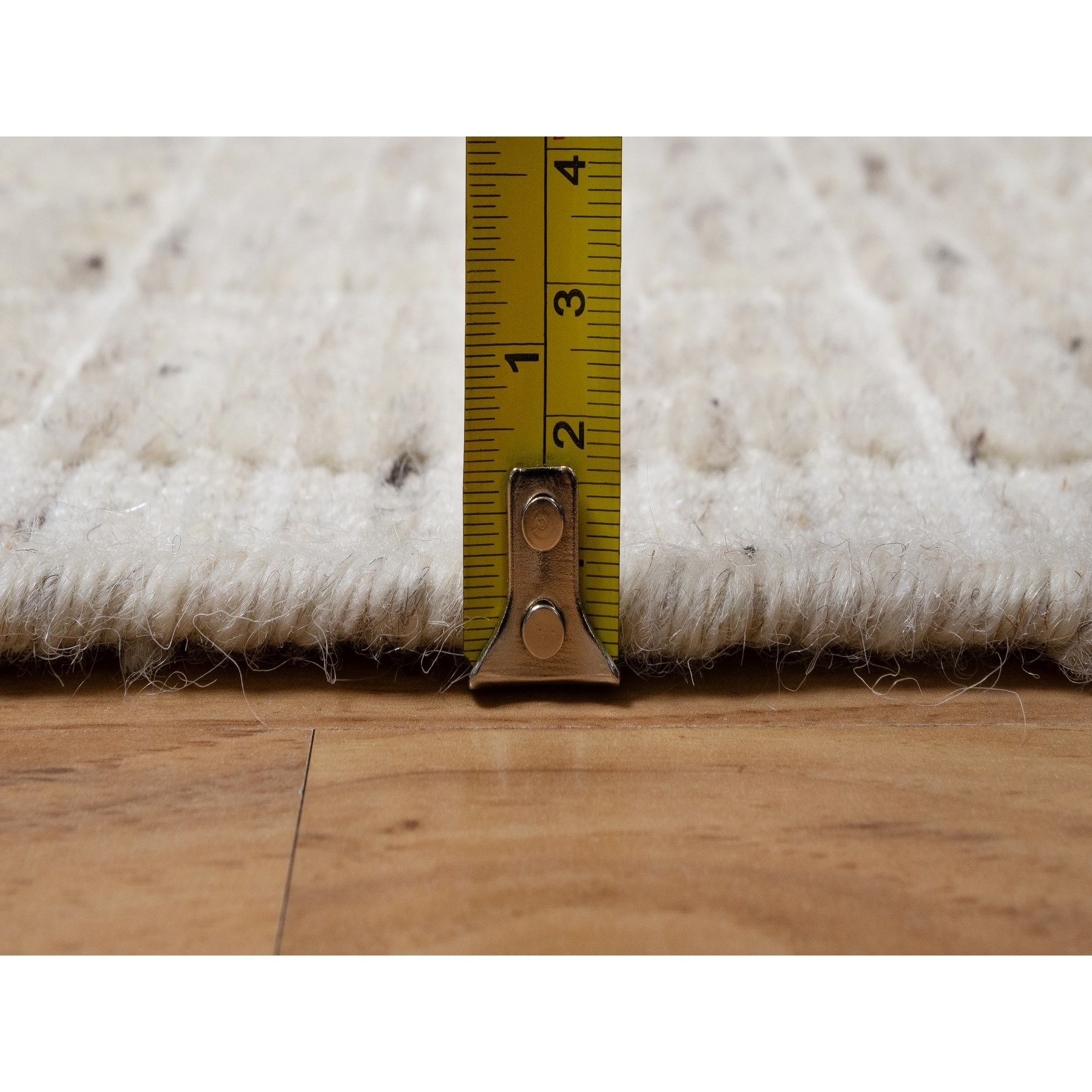 2'2"x3'1" Lace White, Modern Plain Decor Box Design, Pure Wool, Soft to the Touch, Loomed Knotted, Mat, Oriental Rug Sh91067