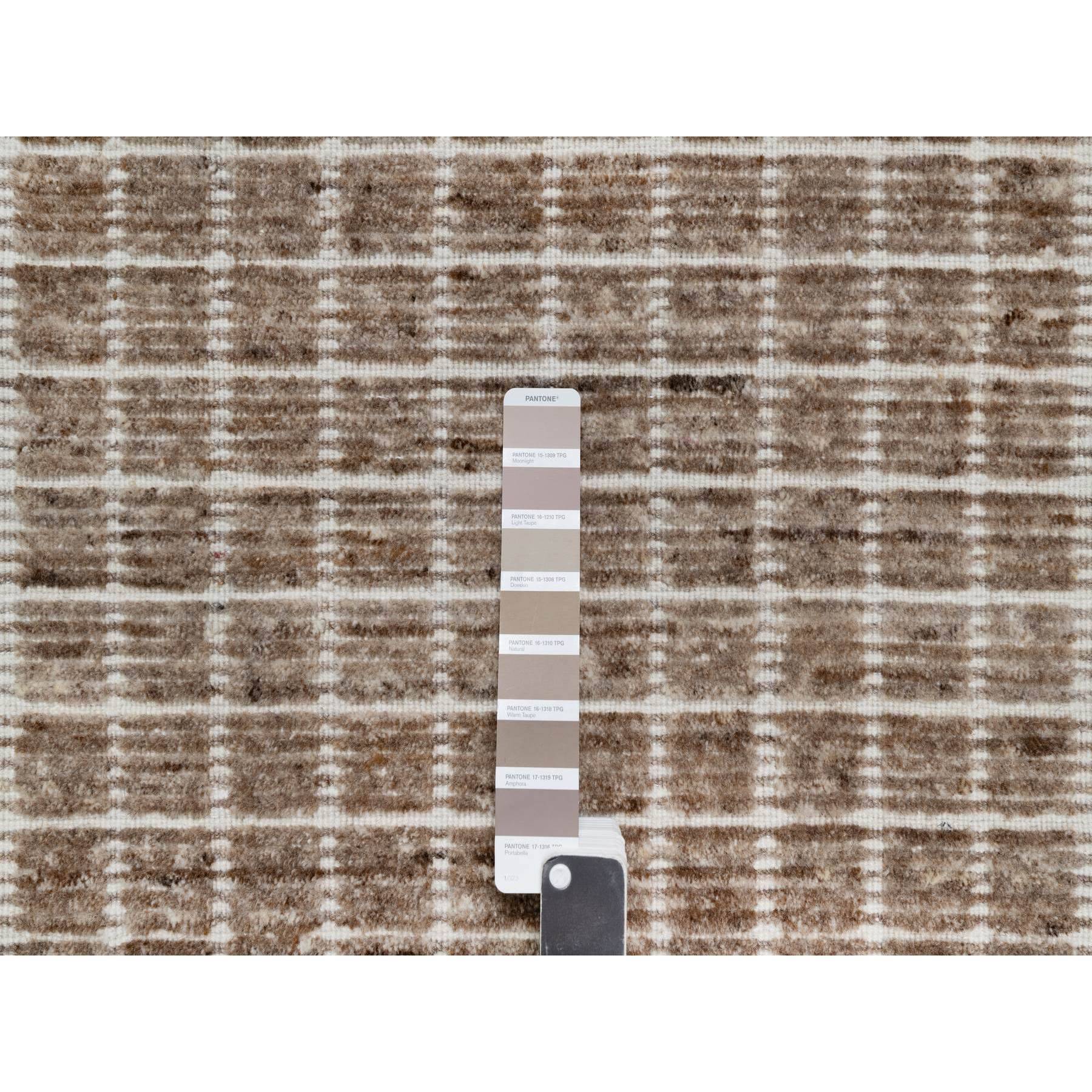 2'2"x3'1" Beaver Brown, Modern Plain Decor Box Design, Natural Wool, Soft to the Touch, Loomed Knotted, Mat, Oriental Rug Sh91071