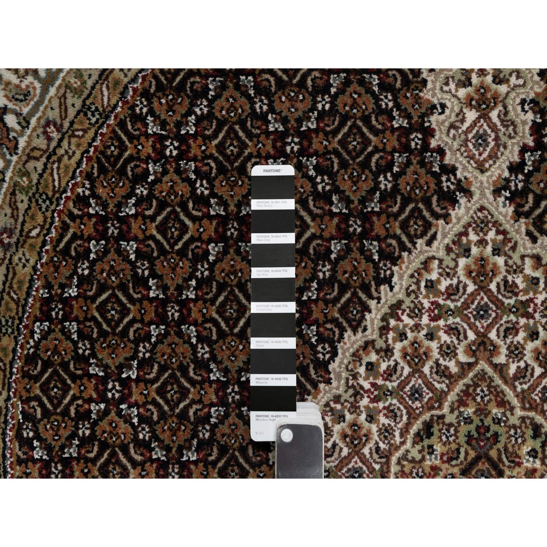 4'10"x4'10" Onyx Black, Tabriz Mahi with Fish Medallion Design, 175 KPSI, Pure Wool, Hand Knotted, Round, Oriental Rug Sh91077