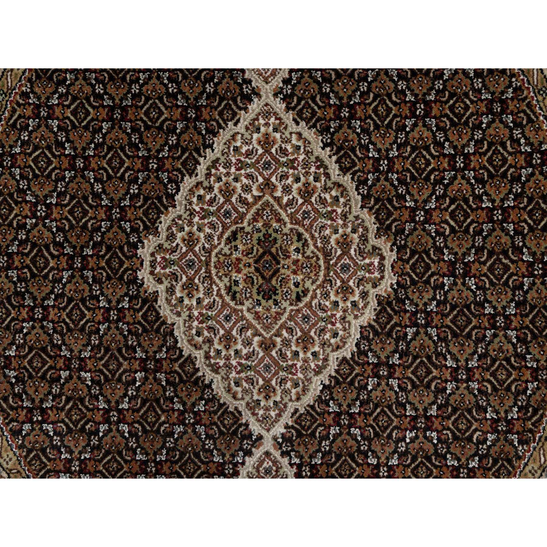 4'10"x4'10" Onyx Black, Tabriz Mahi with Fish Medallion Design, 175 KPSI, Pure Wool, Hand Knotted, Round, Oriental Rug Sh91077