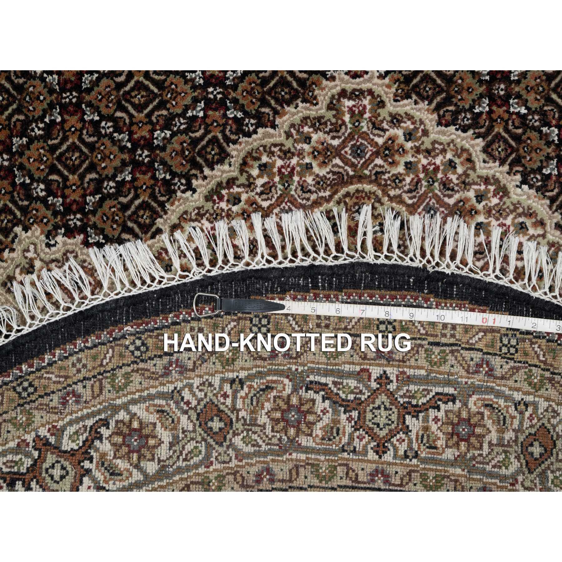 4'10"x4'10" Onyx Black, Tabriz Mahi with Fish Medallion Design, 175 KPSI, Pure Wool, Hand Knotted, Round, Oriental Rug Sh91077