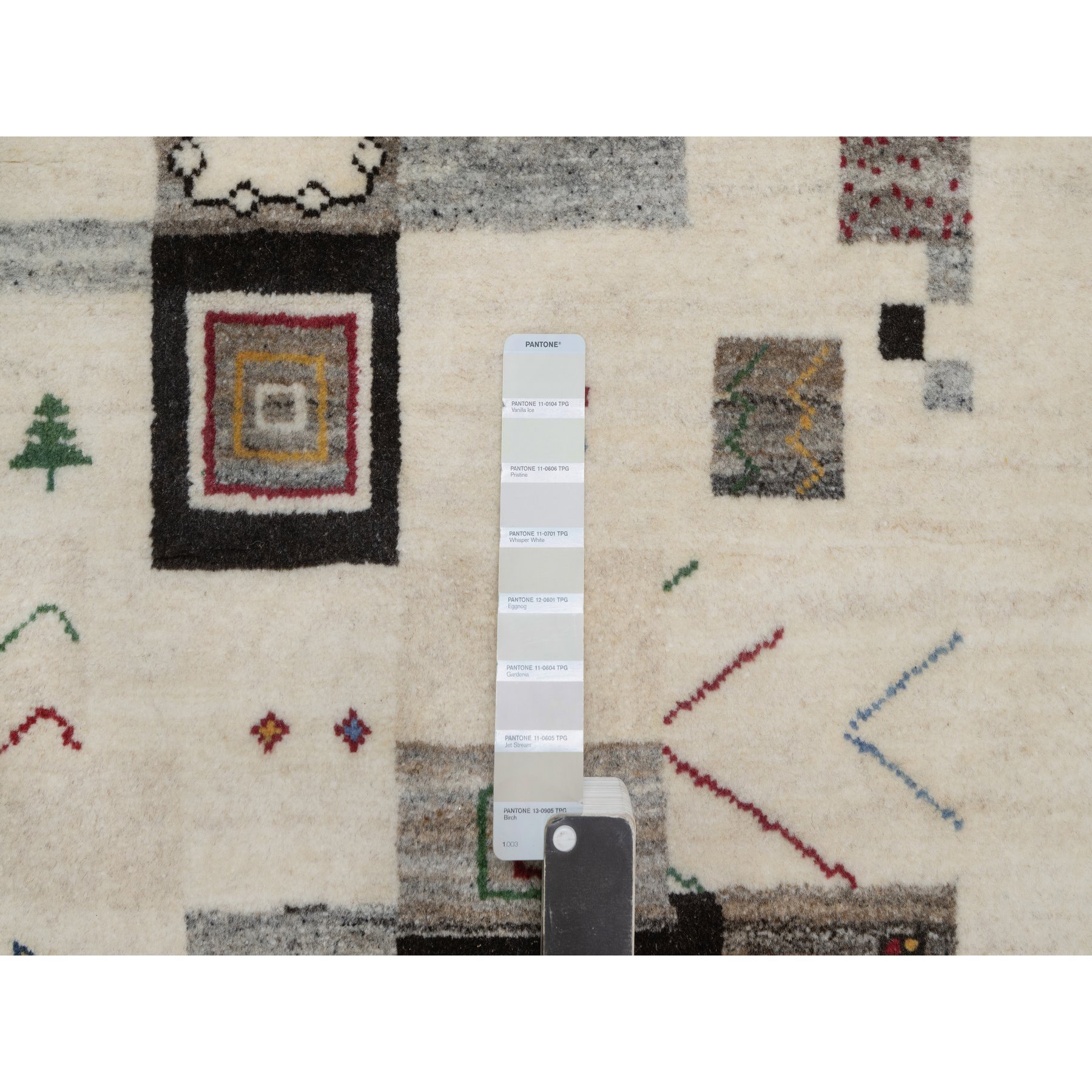 2'5"x4'9" Alabaster White, Lori Buft Gabbeh with Small Animal Figurines, Thick and Plush, Modern, Pure Wool, Hand Knotted, Short Runner, Oriental Rug Sh91318