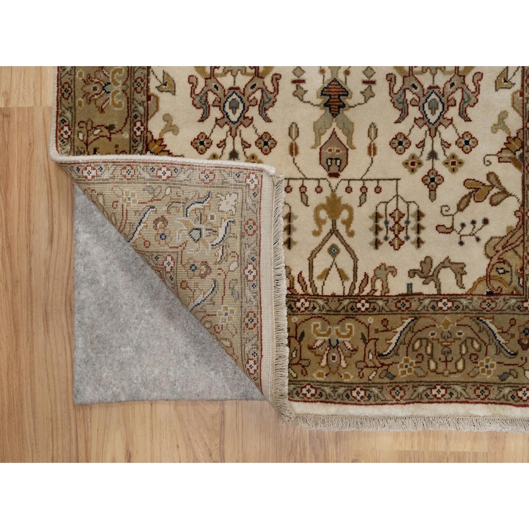 2'9"x5'1" Parchment White, Kashan Design, 300 KPSI, Hand Spun New Zealand Wool, Hand Knotted, Oriental Rug Sh91408